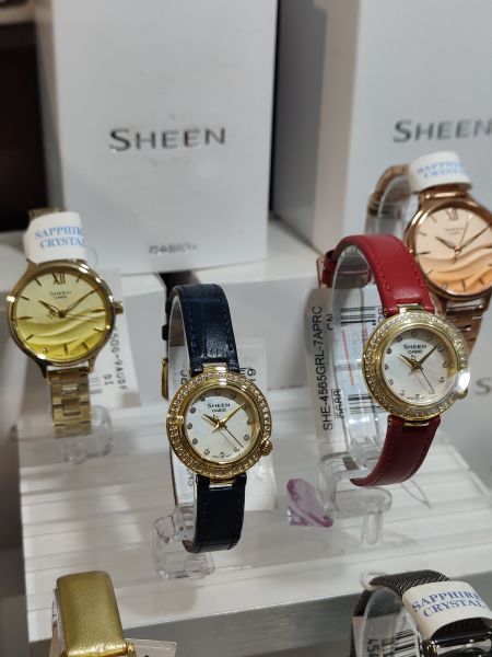 Наручные часы в магазине 