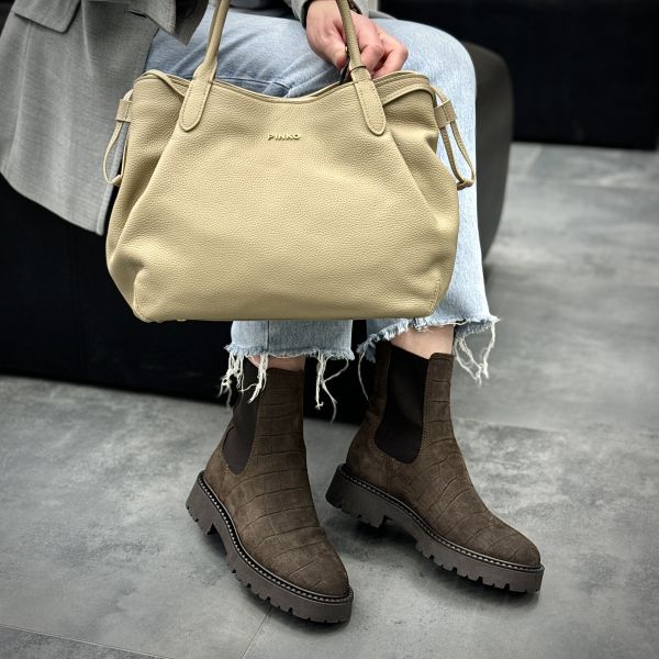 Поступление новой коллекции европейской обуви и стильных сумок